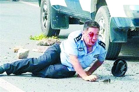 征地纠纷警车被砸民警遭打 警察"眼球被打出"_新闻中心_新浪网