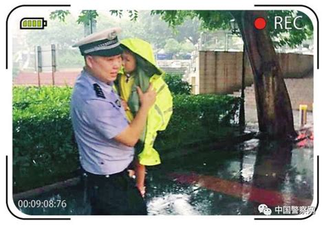 学生处全体同志观看人民公安系列“感人瞬间”微视频-郑州旅游职业学院