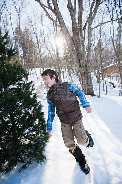 男孩在下雪中奔跑高清图片下载-正版图片501827031-摄图网