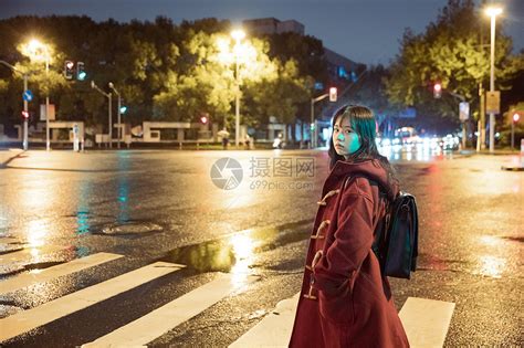 夜晚街头孤独的少女高清图片下载-正版图片501119710-摄图网