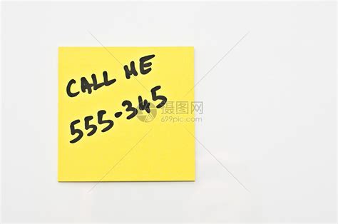 黄色方块贴上“给我打电话”和上面写着不存在的电话号码高清图片下载-正版图片320553511-摄图网