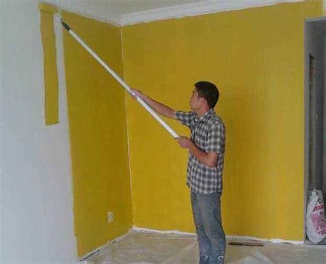 女士给室内墙粉刷新油漆高清图片下载-正版图片302542302-摄图网