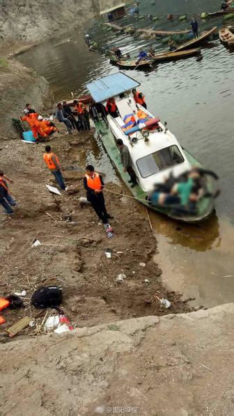 贵州开阳县客车坠河事故已致13死6伤
