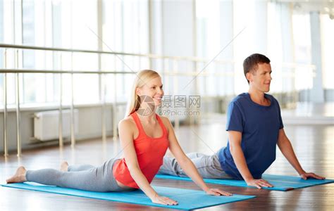 美丽的肌肉适合女人锻炼肌肉和健身女人在健身房锻炼健身健康生高清图片下载-正版图片503523618-摄图网