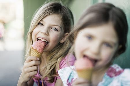 吃冰淇淋小女孩背景_吃冰淇淋小女孩摄影图片_吃冰淇淋小女孩壁纸_摄图网
