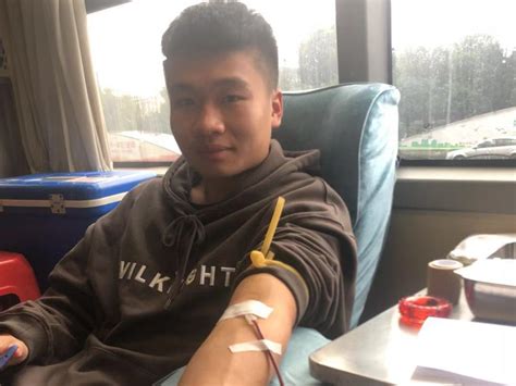 母亲带儿子献血，表示爱的教育很重要-中国输血协会