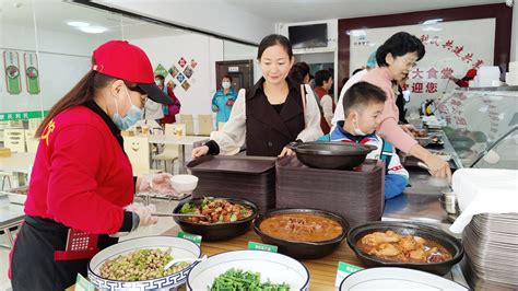 人民日报记者访机关食堂：有人饭菜没动就倒掉|界面新闻 · 中国