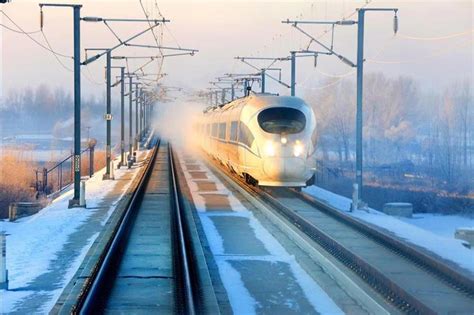 我国“最东”高铁正式开通！图看列车穿越茫茫雪原