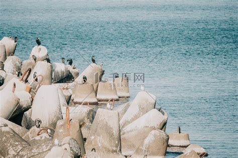 海岸防波堤防止大浪与海水背景。高清摄影大图-千库网