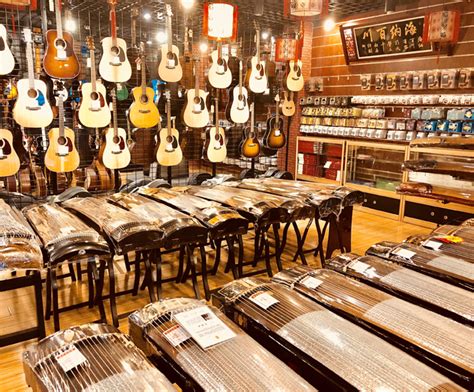 音乐店的吉他选手音乐器店的组合男音乐家购买设备高清图片下载-正版图片302455817-摄图网
