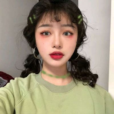 绿色系妆容甜美女生头像
