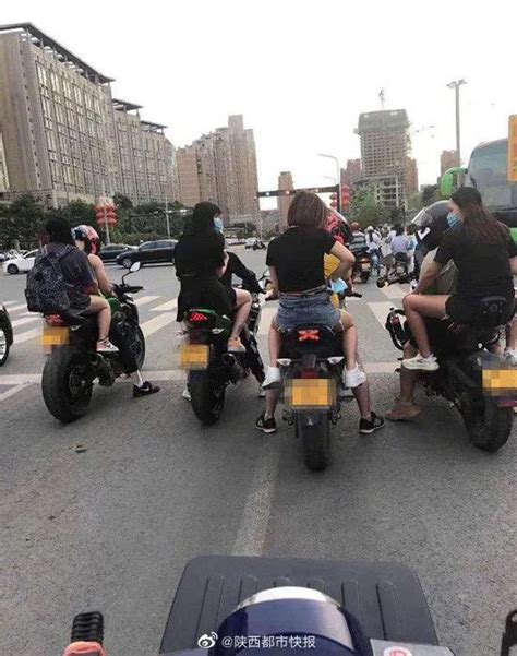 4男子骑车带女孩兜风被举报 交警：姑娘们这绝对不是真爱_手机新浪网