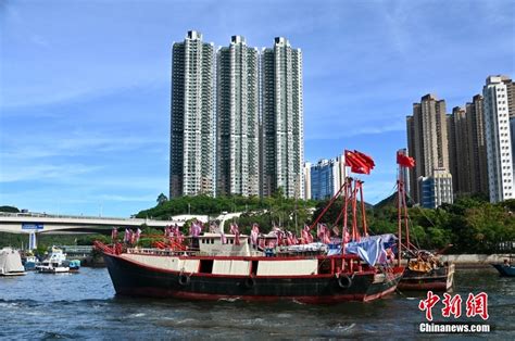 香港中环多家企业挂国旗及祝福横幅，共庆新中国成立70周年