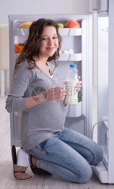 孕妇在冰箱附近寻找食物和零食高清图片下载-正版图片507364161-摄图网