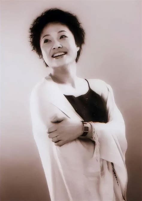 傅彪病逝17年，遗孀张秋芳的选择令人泪目_电影_碟片_表演