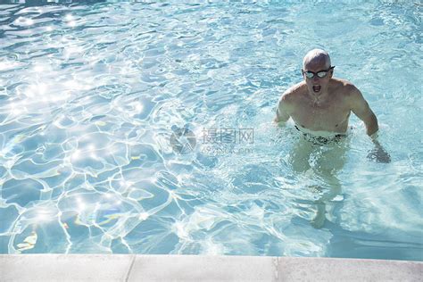 游泳的老年人高清图片下载-正版图片501861371-摄图网