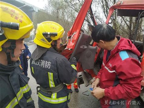 汉阳区孟家铺发生车祸 司机被卡消防紧急救援_湖北频道_凤凰网
