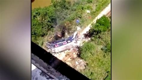 巴西一大巴从公路桥上跌落致14人死亡_凤凰网视频_凤凰网