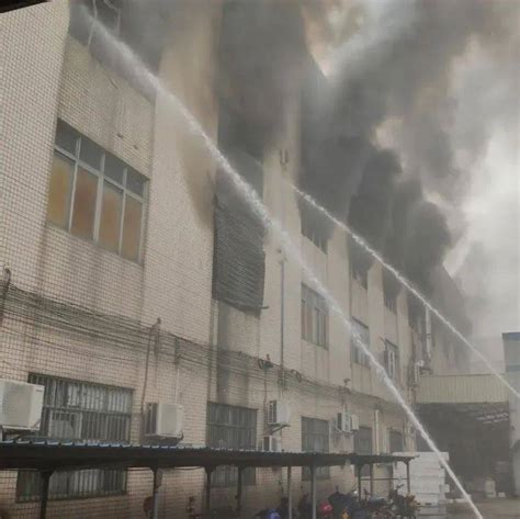 晋江：一厂房发生火灾，现场浓烟滚滚，火光冲天！_腾讯视频