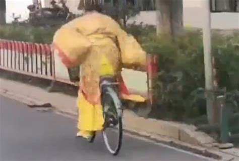 责任感爆棚！4名少年狂蹬自行车为消防员带路_凤凰网视频_凤凰网