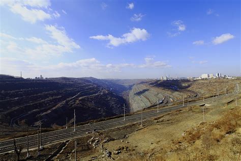 挖掘上百年的西露天矿，矿底是中国大陆最深处，如今成热门景点|露天矿|矿坑|千台山_新浪新闻