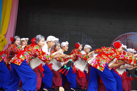 第十六届庆阳端午香包民俗文化节在西峰区天富亿民俗文化村开幕