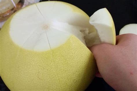 柚子怎么剥完整果肉不用刀（柚子剥皮很简单，学会这一招，3秒剥出完整果肉，太实用了） | 说明书网