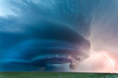 恶劣天气的漩涡图片-空旷的草地上暴风天气形成的漩涡素材-高清图片-摄影照片-寻图免费打包下载