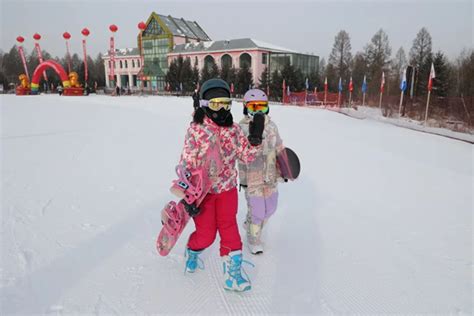 大兴安岭加格达奇林业局映山红滑雪场正式开业迎宾