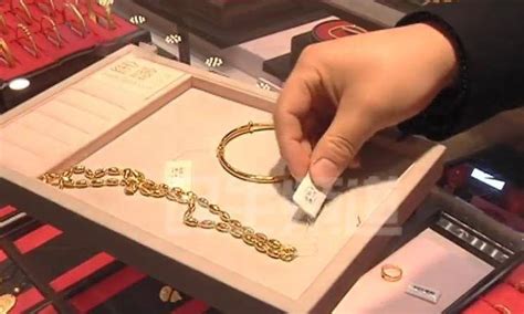 夫妻在珠宝店购买黄金男人对价格感到震惊高清图片下载-正版图片302550859-摄图网