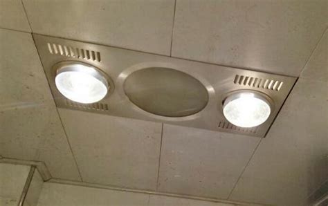 宿舍厕所水管通体发红光，网友：这是“粪围灯”吗？|厕所_新浪新闻