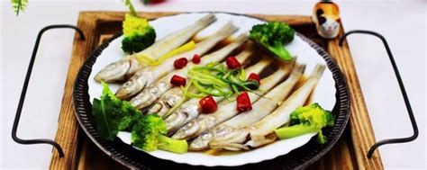 油炸沙丁鱼煎锅配料美味的海鲜烹饪鱼的烹饪准备,顶部视图高清图片下载-正版图片300166564-摄图网