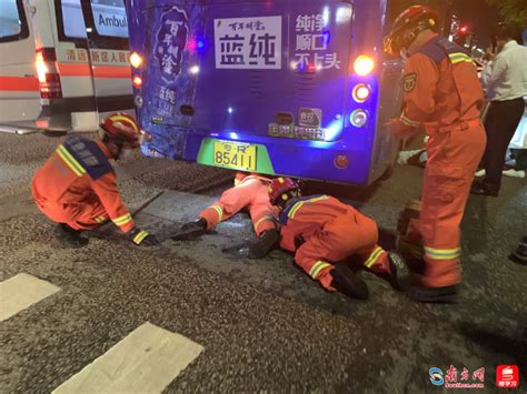 危急！清远一男孩下半身被压公交车车底 消防员成功救援