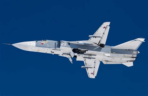 俄苏-24和苏-27战机编队飞越美航母上空细节公开_凤凰资讯