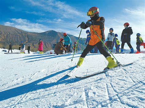 一家人到滑雪场滑雪运动高清图片下载-正版图片501904689-摄图网