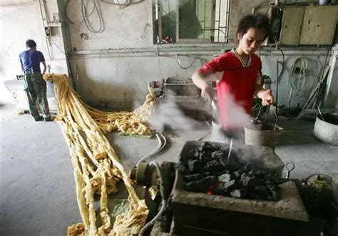 黑心工厂废猪血拌潲水油制成假猪红 广东地市新闻·南方网