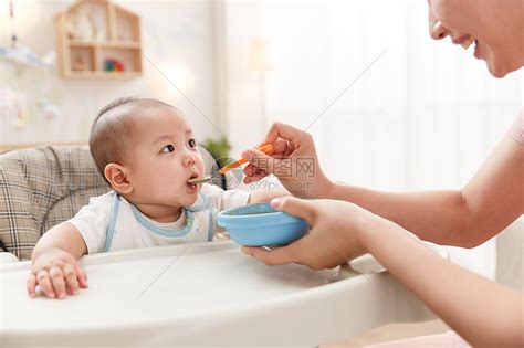 妈妈喂宝宝吃饭高清摄影大图-千库网