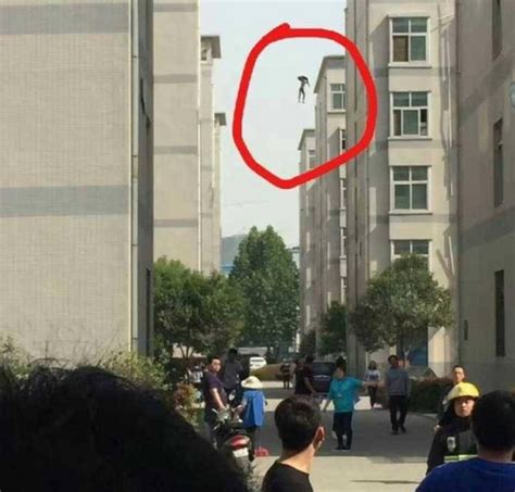 惠州两天内三人跳楼亡虎门一女子跳桥被劝下(图)_新闻中心_新浪网