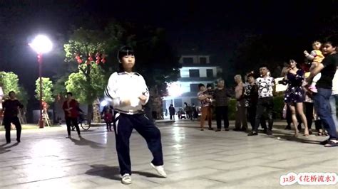 小女生广场上跳起32步《花桥流水》步子舞引观众围观_腾讯视频