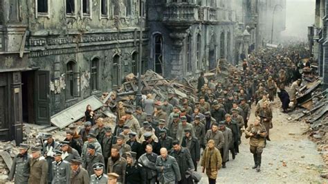 二战真实影像：德军战俘莫斯科大游街，苏联民众终于出了口恶气_腾讯视频