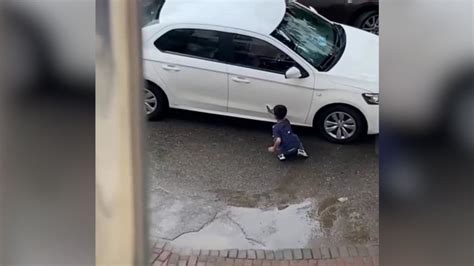 男孩扫水玩不小心弄脏汽车，擦干净才离开_凤凰网视频_凤凰网