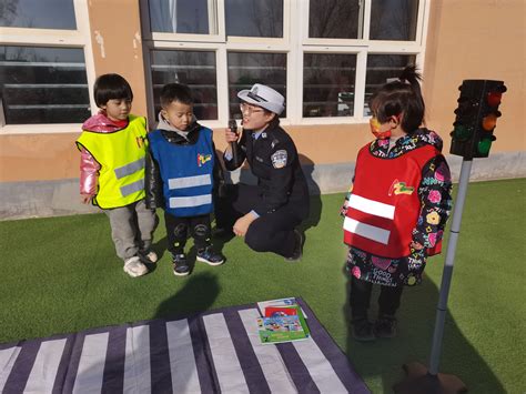 边境派出所民警走进幼儿园，和小朋友一起“绘灯笼·迎冬奥”