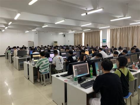 计算机学院学生进行集中实训