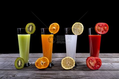 食物黑色的水背景上各种味道的自然果汁高清图片下载-正版图片308021974-摄图网