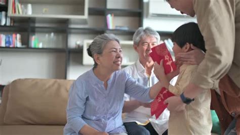 春节，家人团聚，夫妇带着孩子去爷爷奶奶家，给父母红包，给父母繁荣幸福—高清视频下载、购买_视觉中国视频素材中心