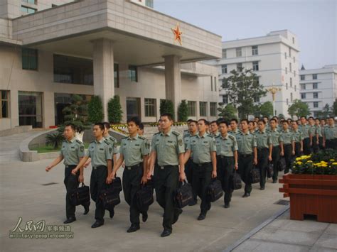 第二炮兵指挥学院研究生二队队长戴晓宇拜年--军事--人民网