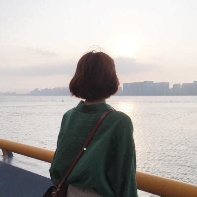湖边头像温柔女生图片