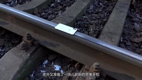 将崭新苹果手机放在铁轨上，火车碾压的瞬间，隔着屏幕都心疼！__财经头条