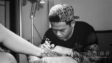 纹身师给女孩做纹身图片-专业纹身师在年轻女孩的手上做纹身素材-高清图片-摄影照片-寻图免费打包下载
