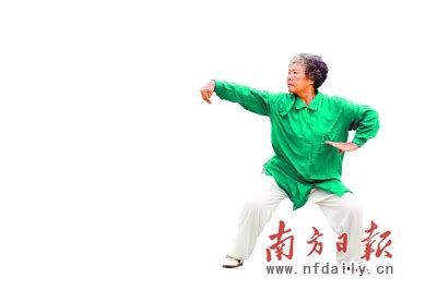 男武术教练练习馆与女学员一起锻炼高清摄影大图-千库网